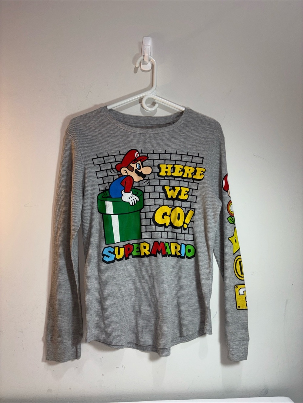 Super Mario 'Here We Go!' Gray Graphic Long Sleeve Tee. 904